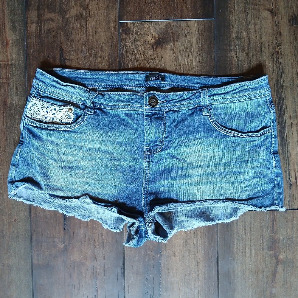 Rue21 stretch denim shorts mid-rise women's size 11/12 with embroidered pockets